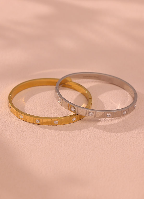 front Caroline Bangle