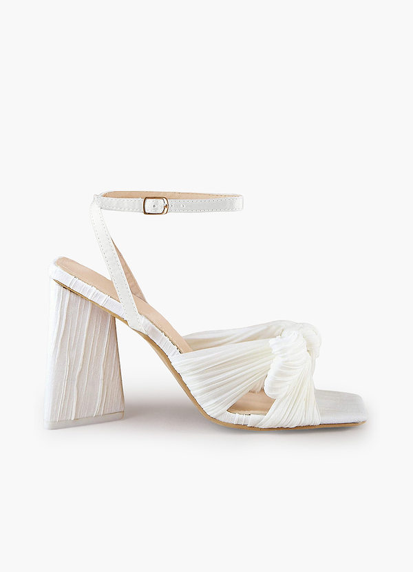 front Sandales blanches à talons mi-hauts en mousseline plissée avec nœud