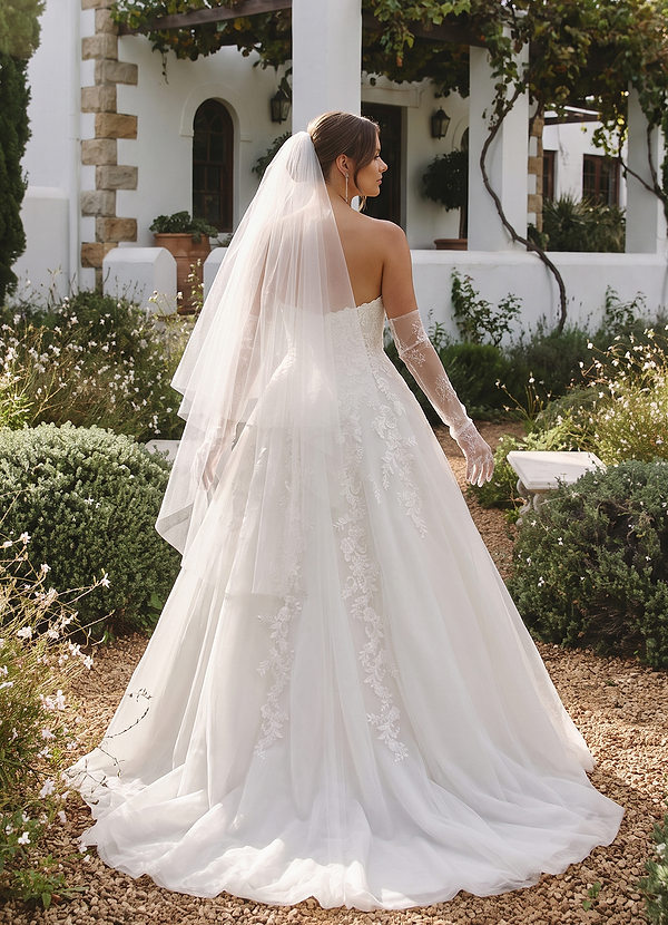 front Velo de novia sencillo de dos capas con caída hasta la punta de los dedos y velo corto.