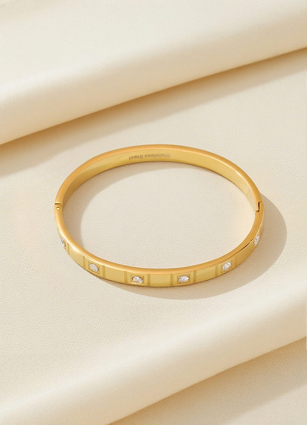 front Caroline Bangle