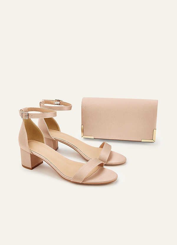 front Conjunto de sandalias de tacón cuadrado de satén mate y clutch tipo sobre a juego