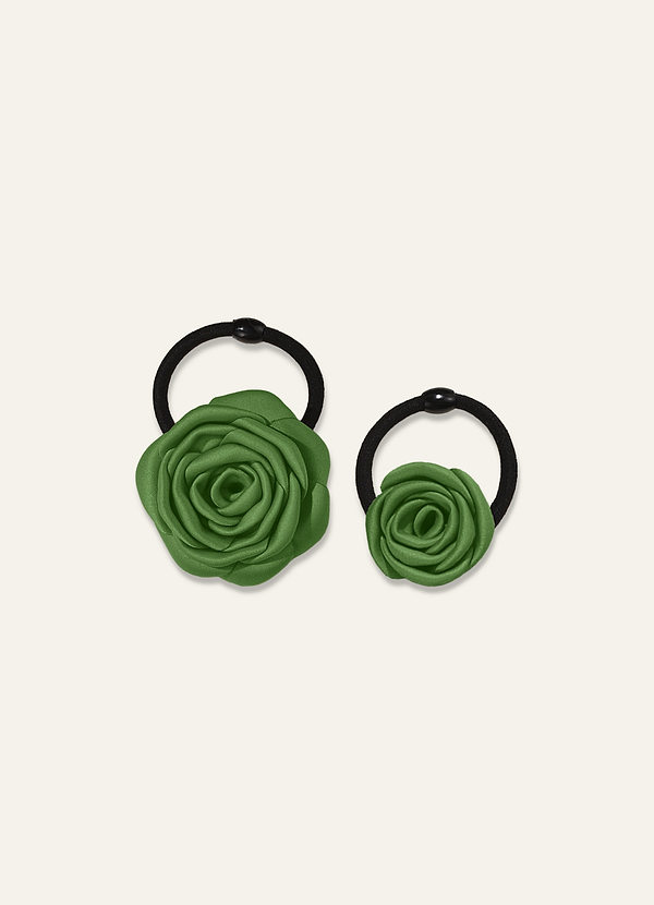 front Conjunto de 2 gomas para el pelo Darling Poise de satén mate color marfil con diseño floral.