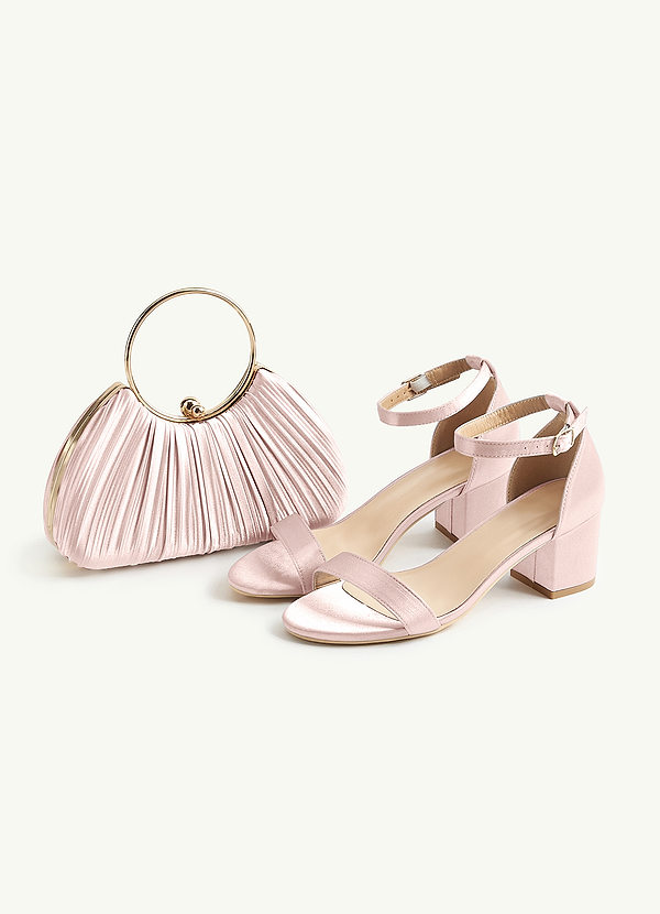 front Conjunto de sandálias de salto baixo bloco em cetim metálico e bolsa plissada na mesma cor