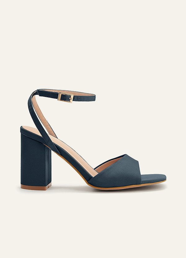 front Tacones de bloque con punta cuadrada en satén elástico a juego