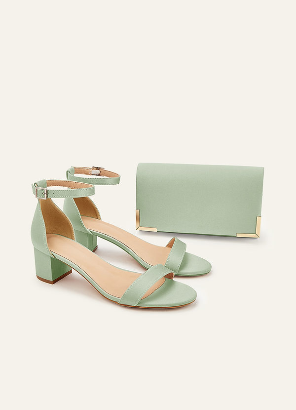 front Ensemble de sandales à talons carrés en satin mat de couleur assortie et d'une pochette enveloppe
