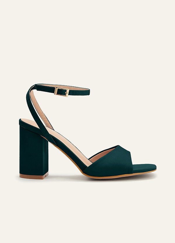 front Passende farblich abgestimmte Blockabsätze aus Stretch-Satin mit quadratischer Zehenpartie