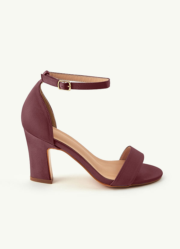 front Farblich passende Sandalen aus Stretch-Satin mit einem Riemen und Schnalle und klobigem Absatz