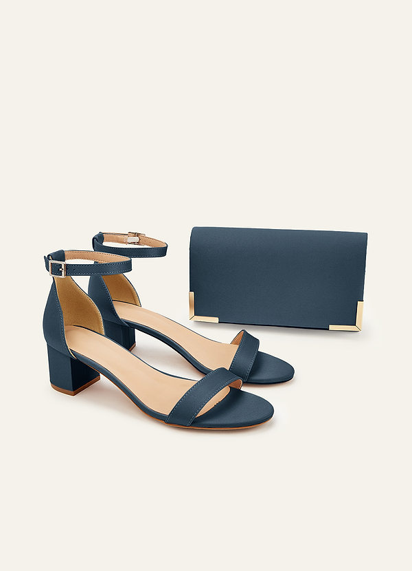 front Conjunto de sandalias de tacón cuadrado de satén mate y clutch tipo sobre a juego