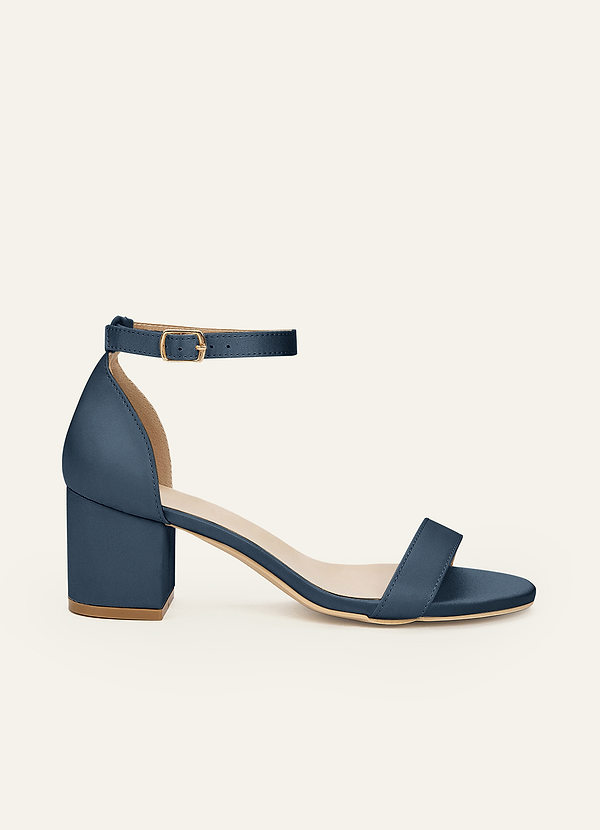 front Sandales à talon carré et boucle à une bride en satin mat de couleur assortie