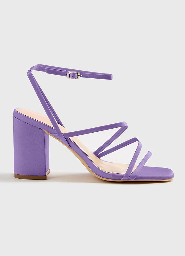 front Farblich passende Sandalen aus mattem Satin mit Knöchelriemen und Blockabsatz