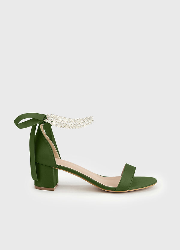 front Farblich passende Sandalen aus mattem Satin mit Perlen und Schleife, offener Zehenpartie und klobigem Absatz
