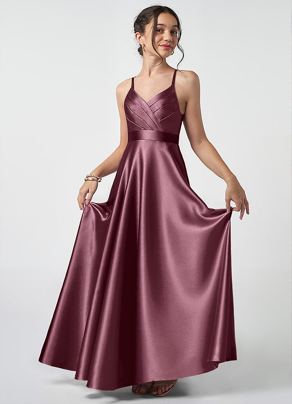 Azazie Avelina Junior Robe Trapèze en Satiné métallisé Plissée Cabernet image1