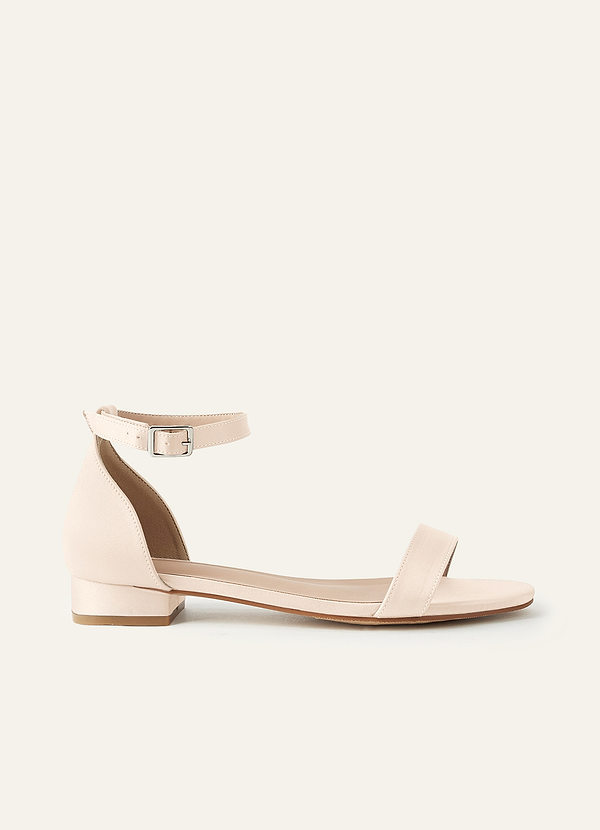 front Passende farblich abgestimmte, matte Satin-Sandalen mit einem Riemen, Knöchelverschluss und Blockabsatz