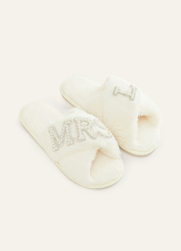 front Pantuflas de novia peludas con letras de perlas