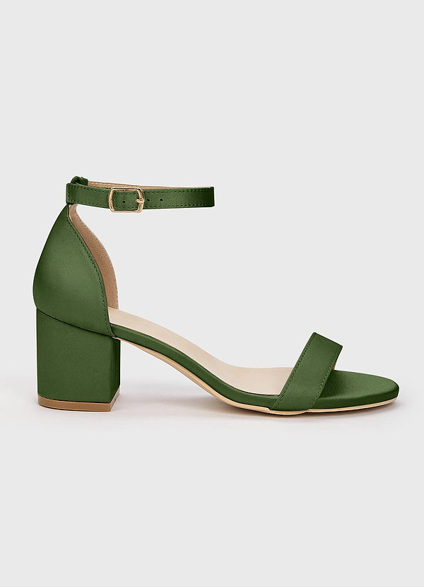 front Farblich passende Sandalen aus mattem Satin mit einem Riemen und Schnalle und Blockabsatz