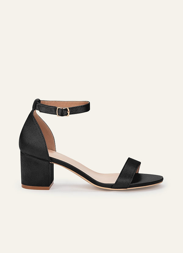 front Bijpassende kleur metallic satijnen sandalen met één bandje en blokhak
