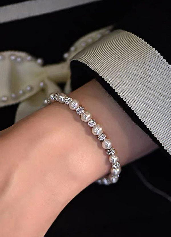 back Queen's Pearls Classic Bracelet