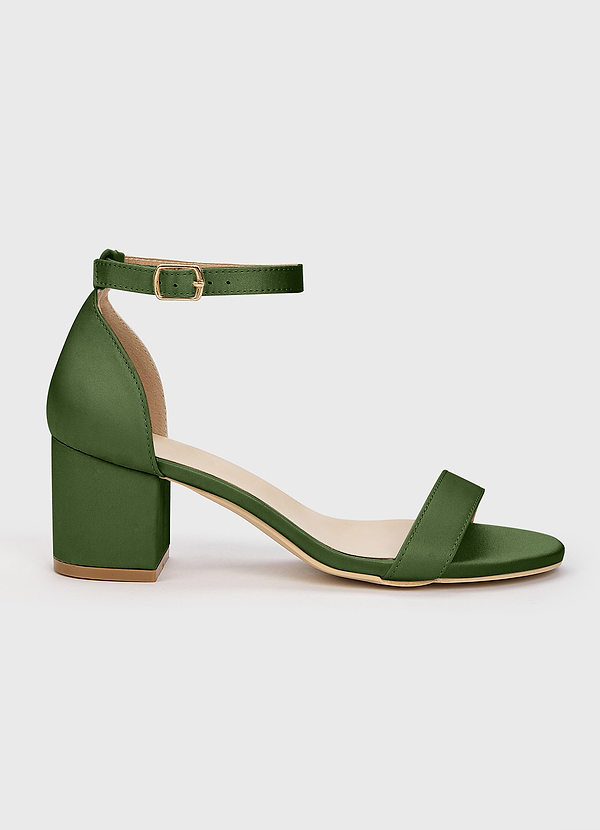 front Farblich passende Sandalen aus mattem Satin mit einem Riemen und Schnalle und Blockabsatz