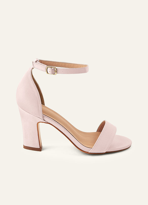 front Farblich passende Sandalen aus Stretch-Satin mit einem Riemen und Schnalle und klobigem Absatz