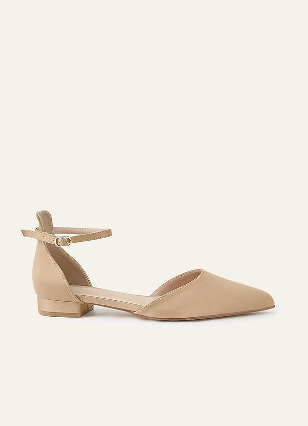 front Bijpassende matte satijnen pumps met spitse neus, enkelbandje en blokhak.