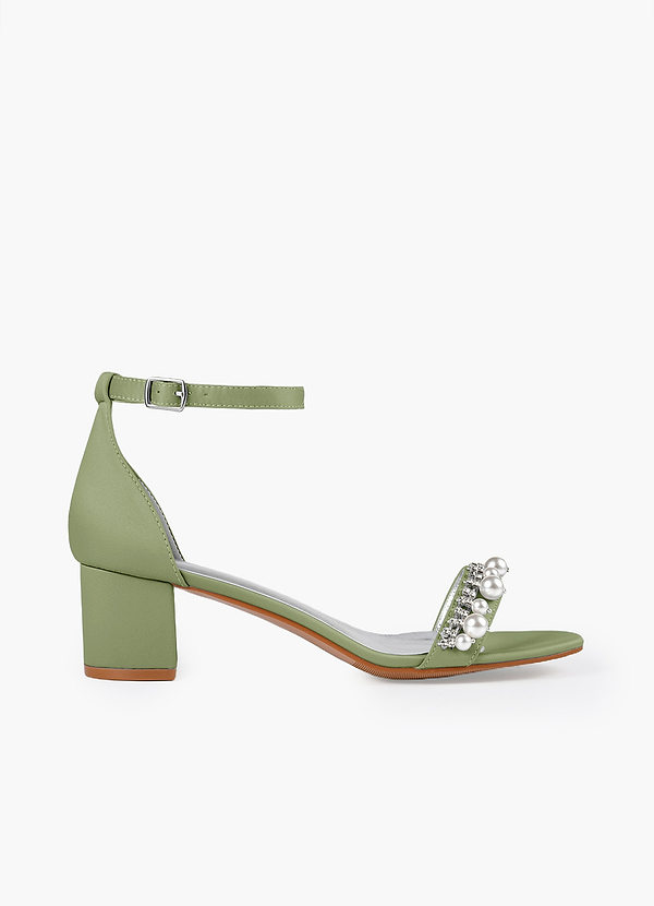 front Sandálias de salto bloco em cetim fosco com pérolas e strass combinando