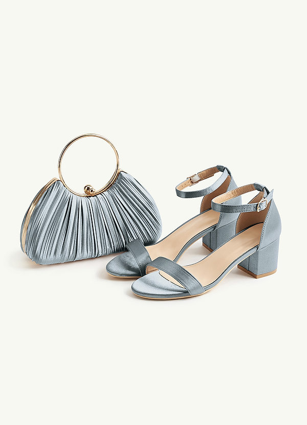 front Zestaw metalicznych, satynowych sandałów na niskim obcasie w pasującym kolorze z plisowaną torebką