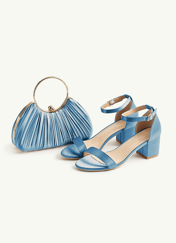 front Passendes Set aus farblich abgestimmten Sandalen mit Blockabsatz aus Metallic-Satin und plissierter Handtasche