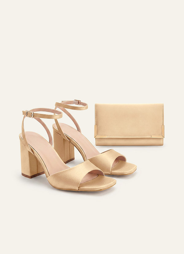 front Bijpassende stretch satijnen sandalen met blokhak en envelopclutch.