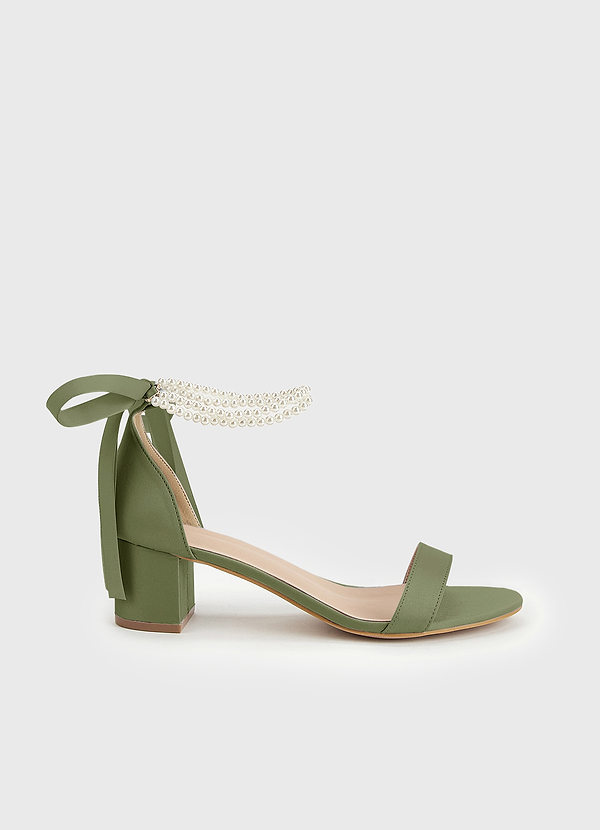 front Sandalias de tacón grueso con punta abierta, lazo y perla de satén mate a juego