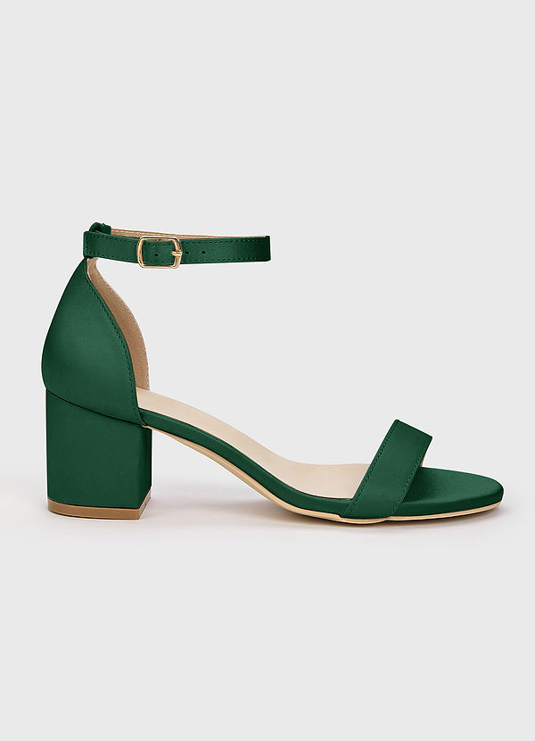 front Farblich passende Sandalen aus mattem Satin mit einem Riemen und Schnalle und Blockabsatz