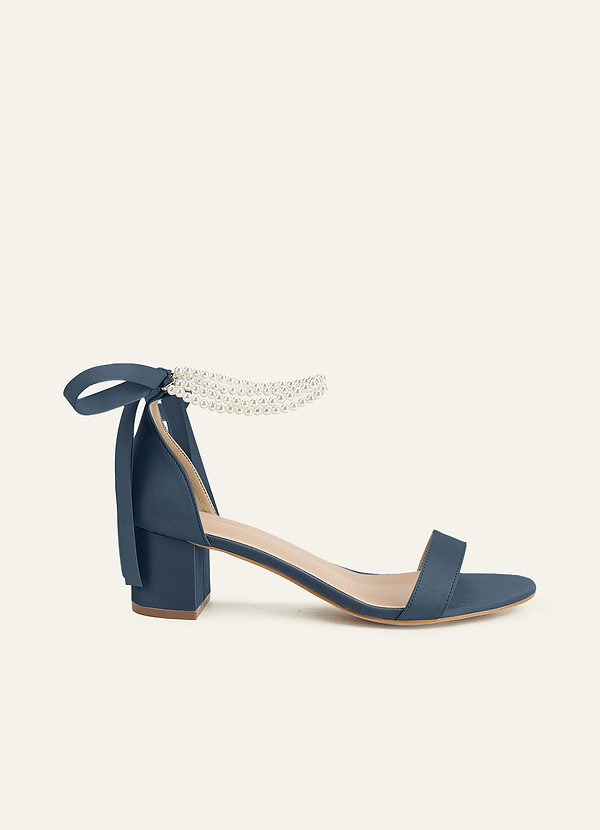 front Farblich passende Sandalen aus mattem Satin mit Perlen und Schleife, offener Zehenpartie und klobigem Absatz