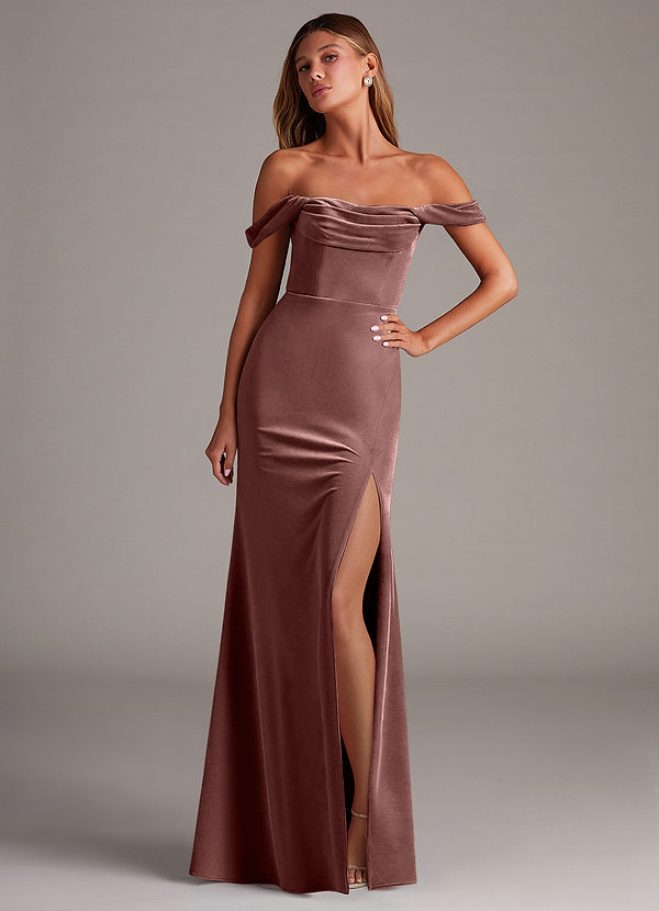 Azazie Saige Robes Demoiselle d'honneur Robe Fourreau Convertible en velours Épaule décolletée Expresso image1