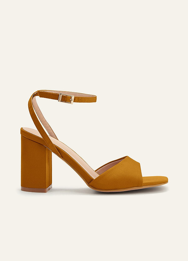 front Tacones de bloque con punta cuadrada en satén elástico a juego