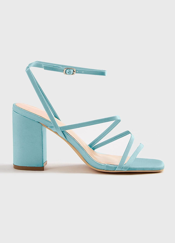 front Farblich passende Sandalen aus mattem Satin mit Knöchelriemen und Blockabsatz