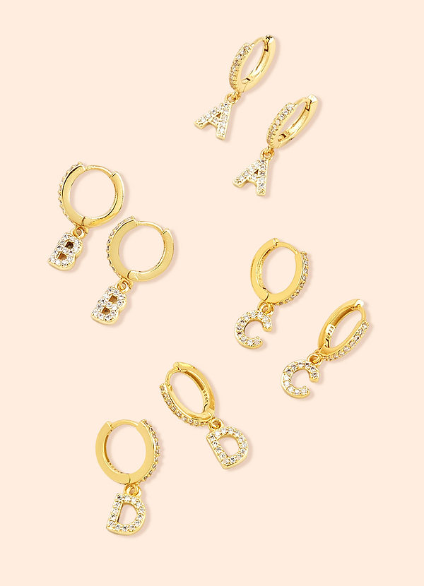 front Pendientes Huggie con inicial pavé
