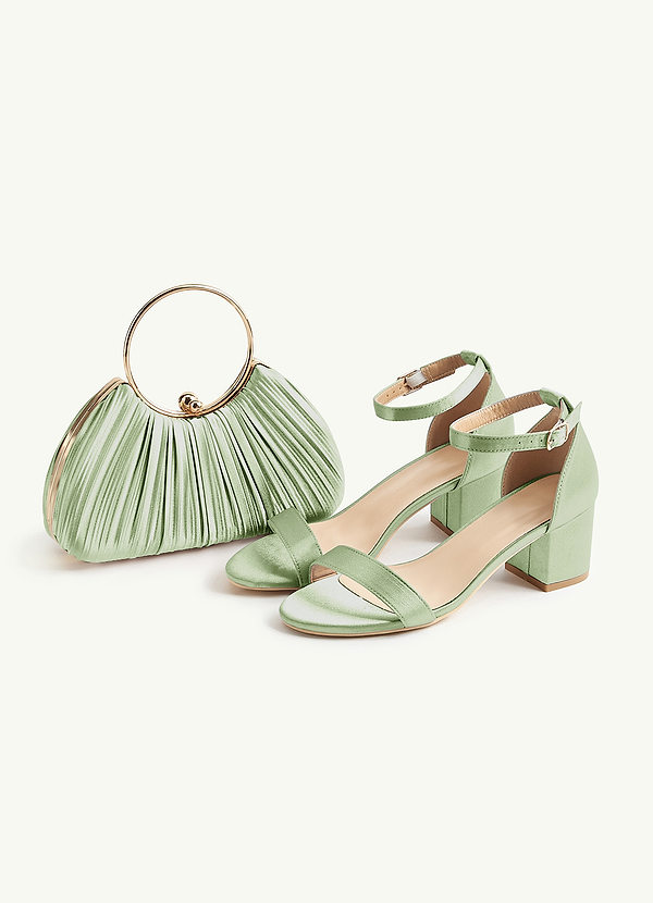 front Zestaw metalicznych, satynowych sandałów na niskim obcasie w pasującym kolorze z plisowaną torebką