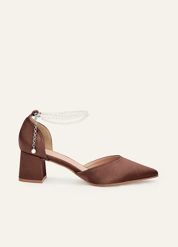 front Bijpassende metallic satijnen bandjes met parels, spitse neus en blokhakken.
