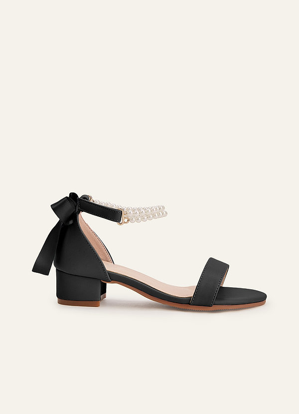 front Sapato infantil de salto bloco com bico aberto, pérolas e laço, para meninas de todas as idades.