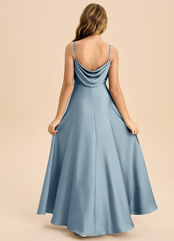 Azazie Bug Junior Vestido de Azul Polvoriento de Satén Elástico de Corte en A con Plisado image1