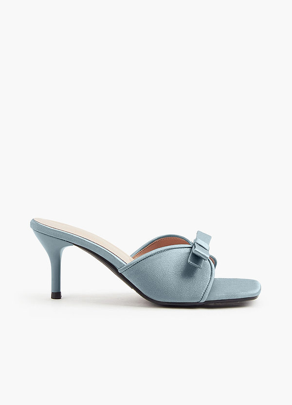 front Farblich passende Kitten Heels mit Satinschleife in Metallic