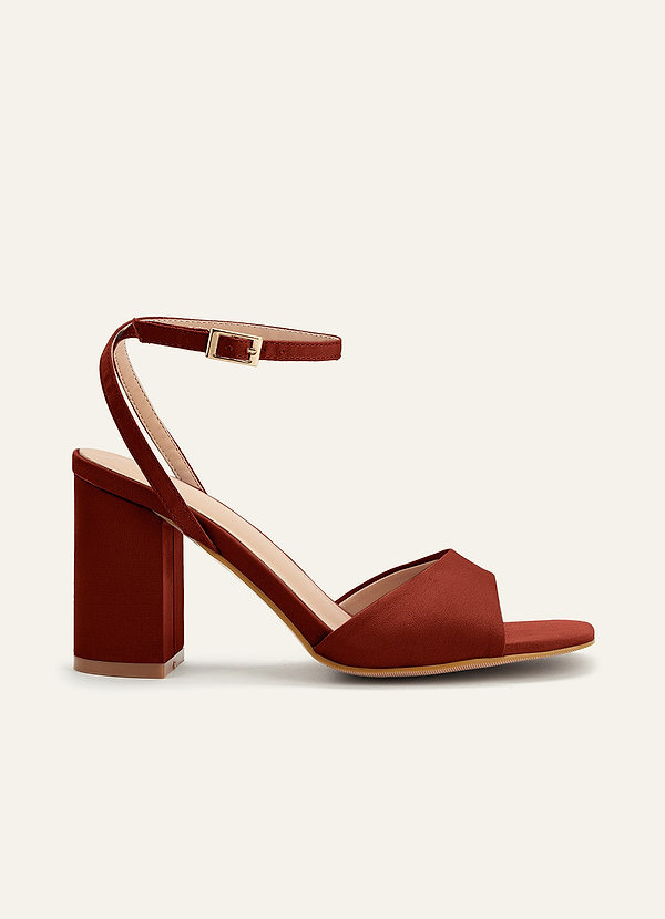 front Tacones de bloque con punta cuadrada en satén elástico a juego