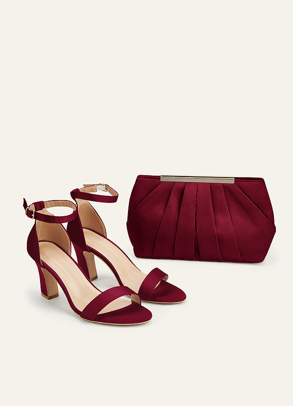 front Set aus farblich passenden Stretch-Satin-Sandalen mit Blockabsatz und plissierter Clutch