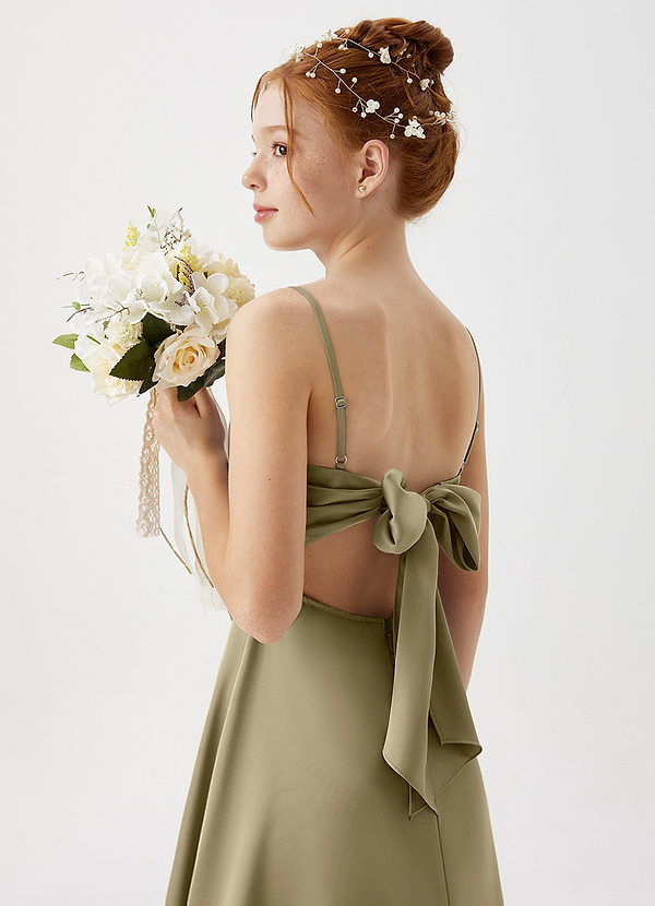 Azazie Shale Junior Robe Trapèze en Satin extensible Vert Mousse image1