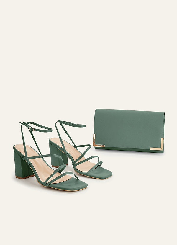 front Sandały na obcasie klockowym z matowym satynowym paskiem wokół kostki w pasującym kolorze i kopertówka