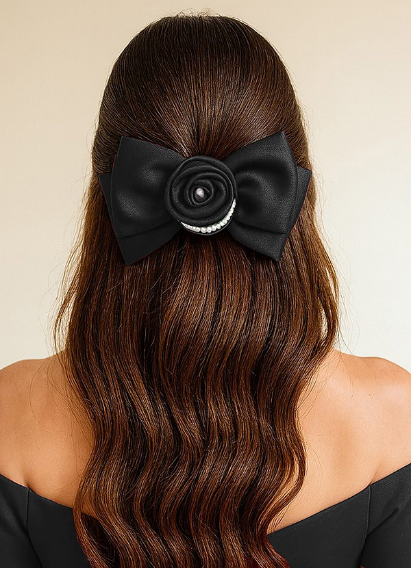 front Dopasowana kolorystycznie satynowa kokarda z perłowym kwiatem