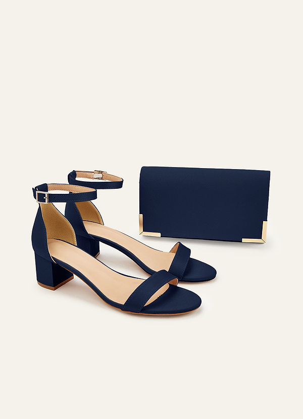 front Farblich passendes Set aus matten Satin-Sandalen mit Blockabsatz und Umschlag-Clutch