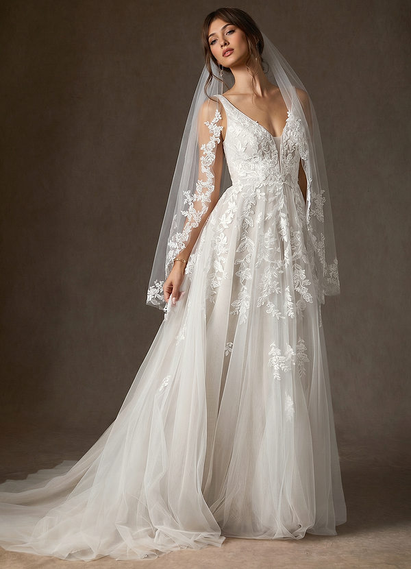 front Blooming Petal-Edged Lace Fingertip Veil