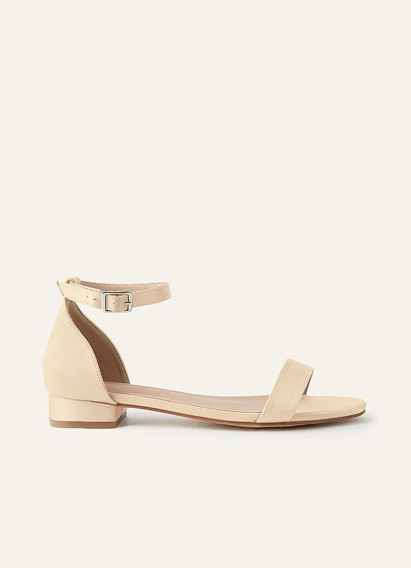 front Bijpassende matte satijnen sandalen met enkele band en gesp voor bij de enkel.