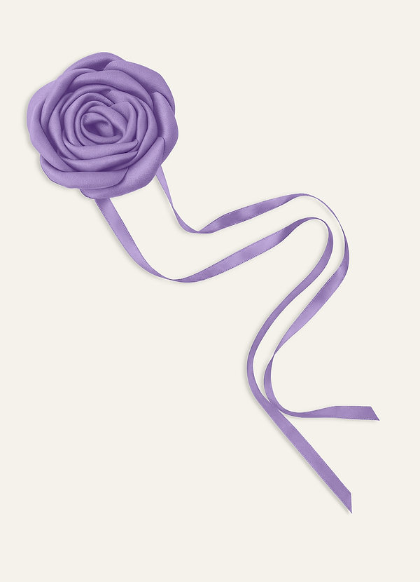 front Collana con corda e fiore di rosa in tinta