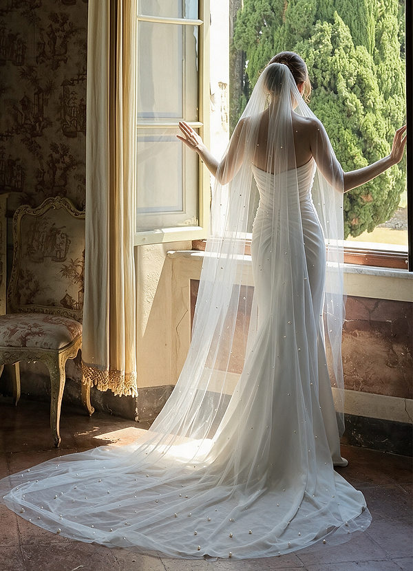 front Jenna Pearl Cathedral Veil